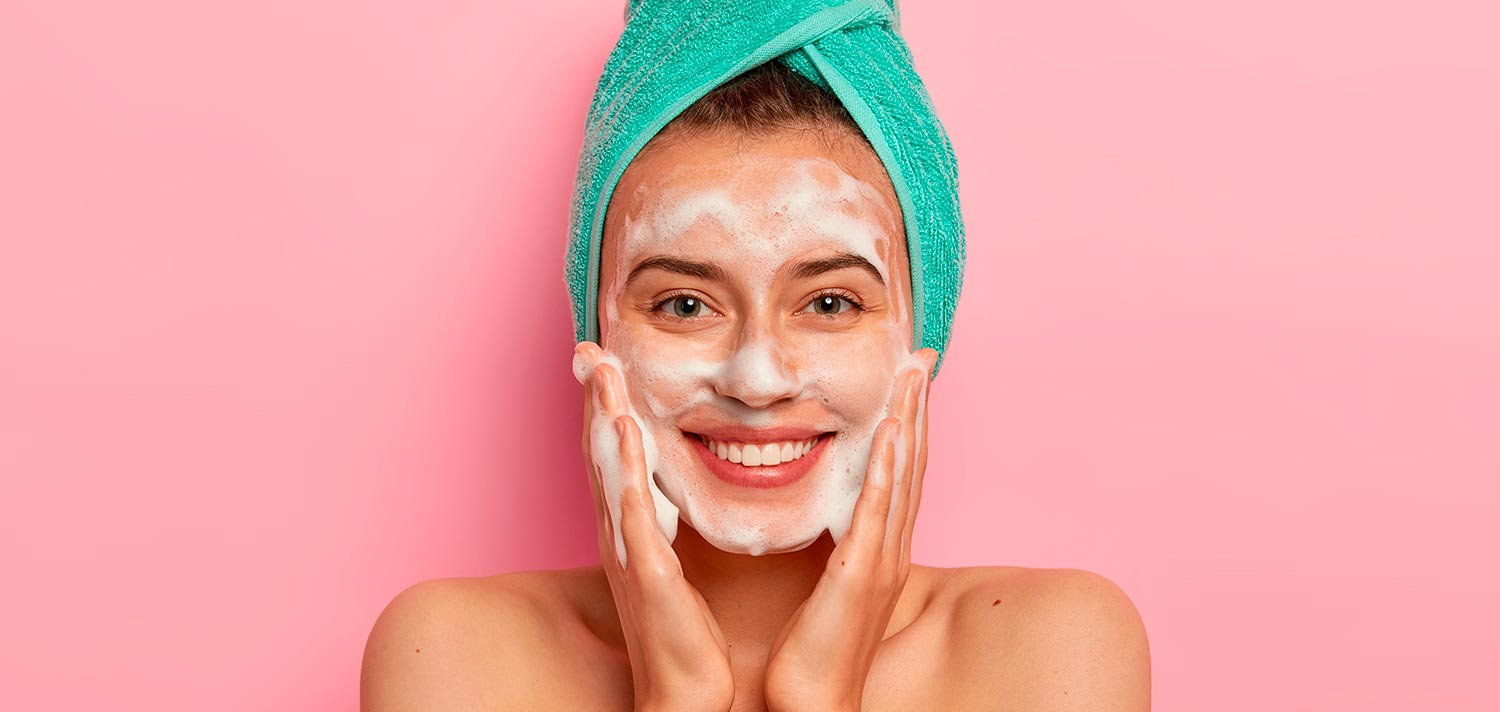 Apprenez à effectuer une routine faciale étape par étape pour une peau douce et saine