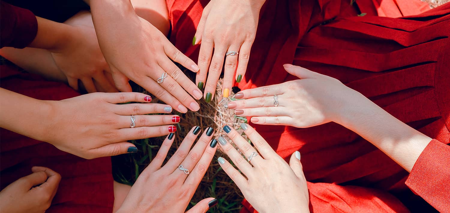 Les tendances des ongles d’été 2021 sont pleines de couleurs