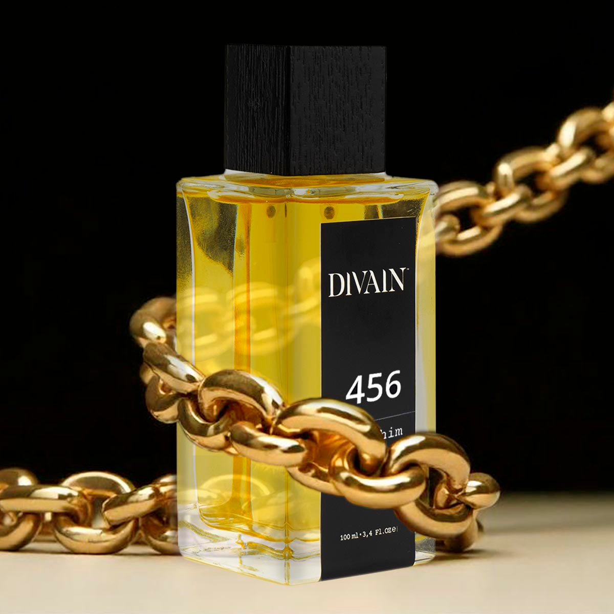 Parfum divain-456 entouré d'une chaîne en or qui donne une impression de luxe.