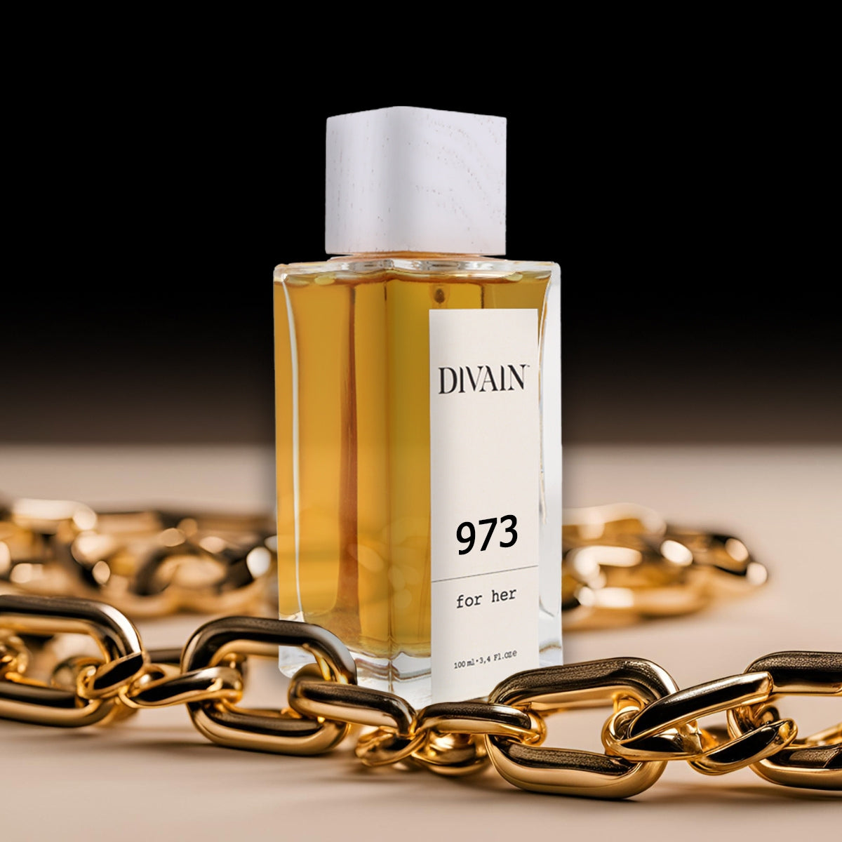 Parfum divain-973 entouré d'une chaîne en or qui donne une impression de luxe.